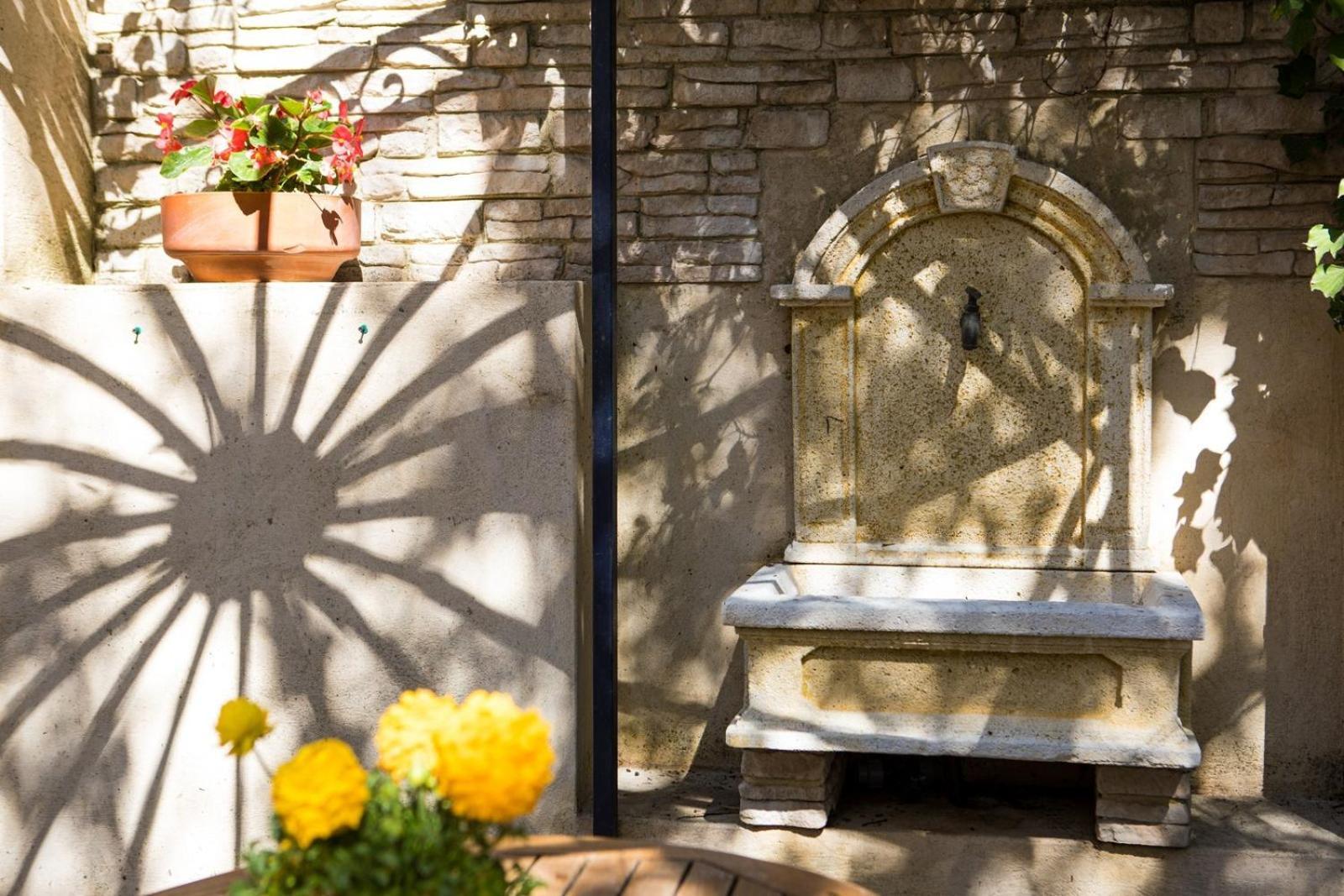 In Provence Hotel - Experience Atypique Венел Екстериор снимка