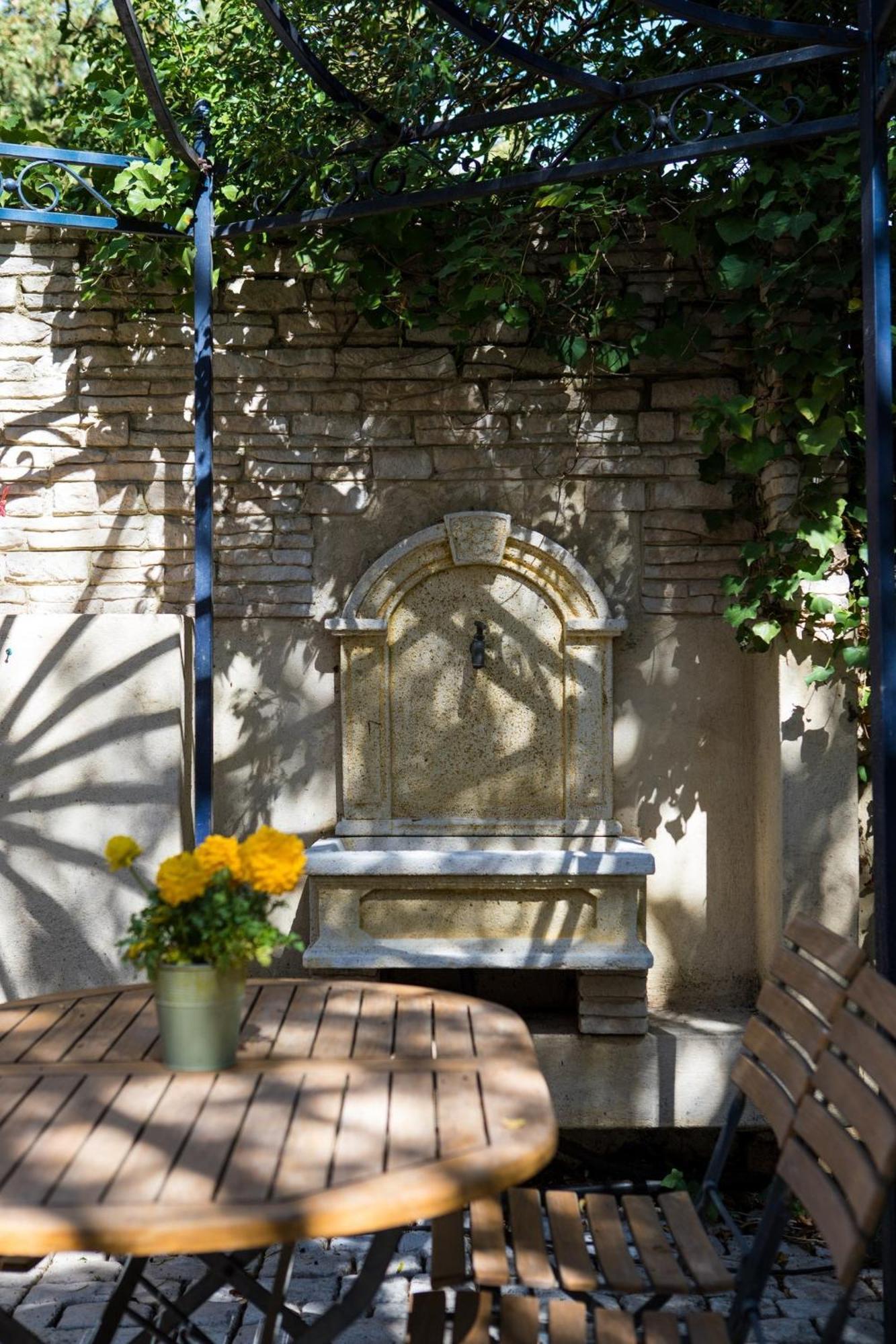 In Provence Hotel - Experience Atypique Венел Екстериор снимка